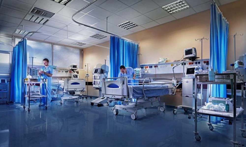 Γιατρός αναπαριστά σε 2′ την εμπειρία που έχει ένας ασθενής στη ΜΕΘ